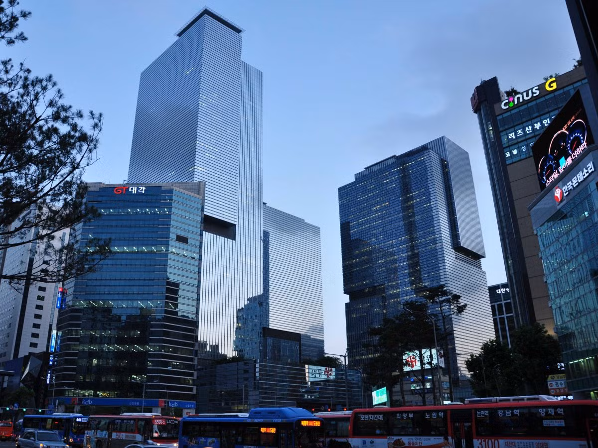 Dưới sự lãnh đạo của Lee Kun Hee, Samsung đã bắt đầu chuyển đổi từ công ty Hàn Quốc trở thành tập đoàn thế giới với tư cách là thương hiệu châu Á mạnh mẽ bậc nhất. Năm 1996, Samsung Electronics trở thành công ty xuất khẩu chip, bộ nhớ hàng đầu thế giới và doanh thu đạt 87 tỷ USD, tương đương khoảng 19% tổng sản phẩm nội địa của Hàn Quốc.