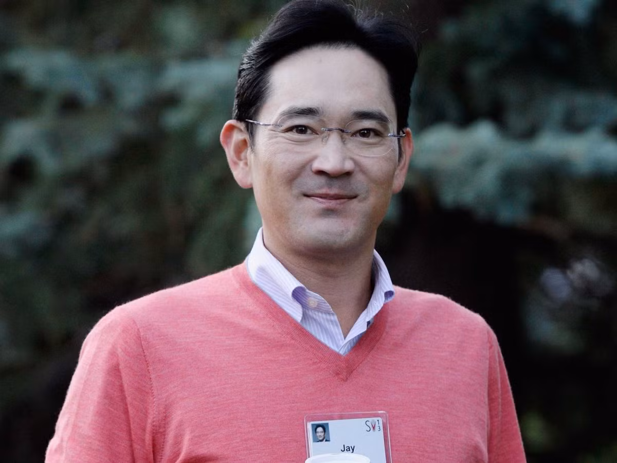 Lee Jae-yong, con trai duy nhất của Lee Kun Hee, là người thừa kế tự động cho đế chế gia đình Samsung. Lee Jae-yong, 47 tuổi, tốt nghiệp Harvard và đang giữ chức Phó Chủ tịch của Samsung Electronics. Ông được giới truyền thông Hàn Quốc gọi là “Thái tử của Samsung” và là người kế nhiệm bố mình trong tương lai. Jaeyong phải vượt qua hai đối thủ khác là hai cô em gái để có thể chính thức trở thành người đứng đầu của Samsung.