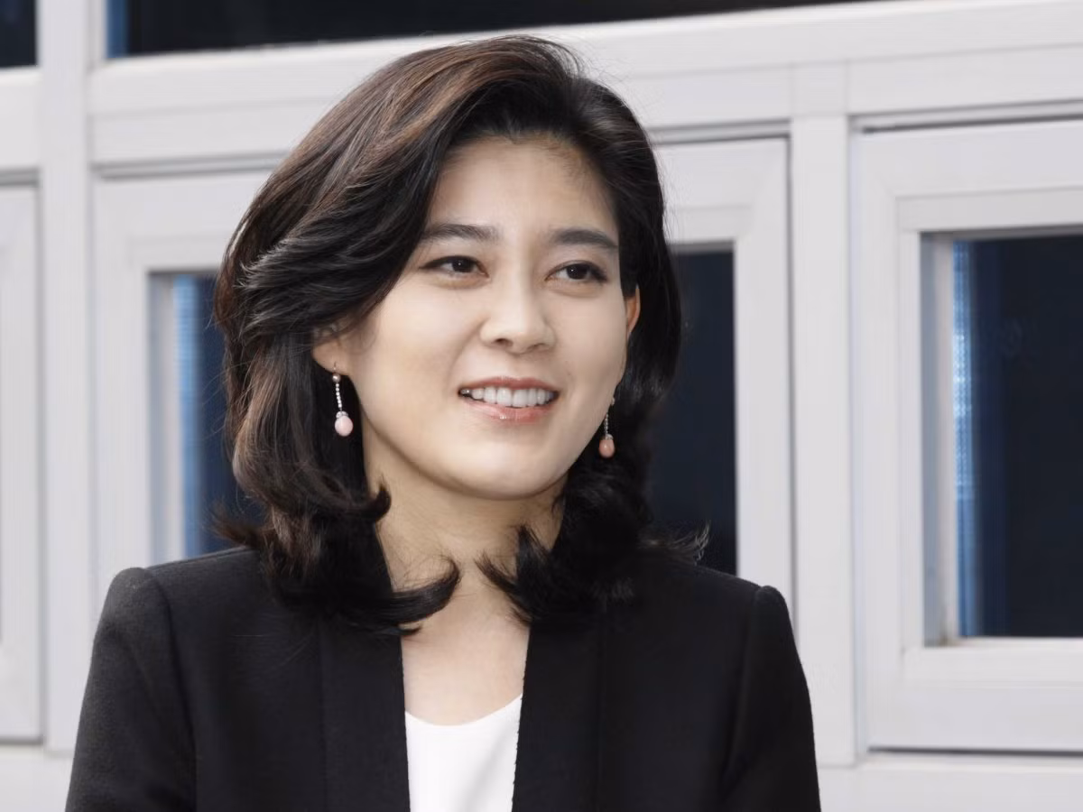 Lee Boo-jin, người con gái thứ hai của Lee Kun Hee, cũng là một đối thủ giành quyền người thừa kế với Lee Jae-yong. Lee Boo-jin là chủ tịch của khách sạn Shilla và đồng chủ tịch của Samsung Everland, aka Cheil Industries, theo Forbes.