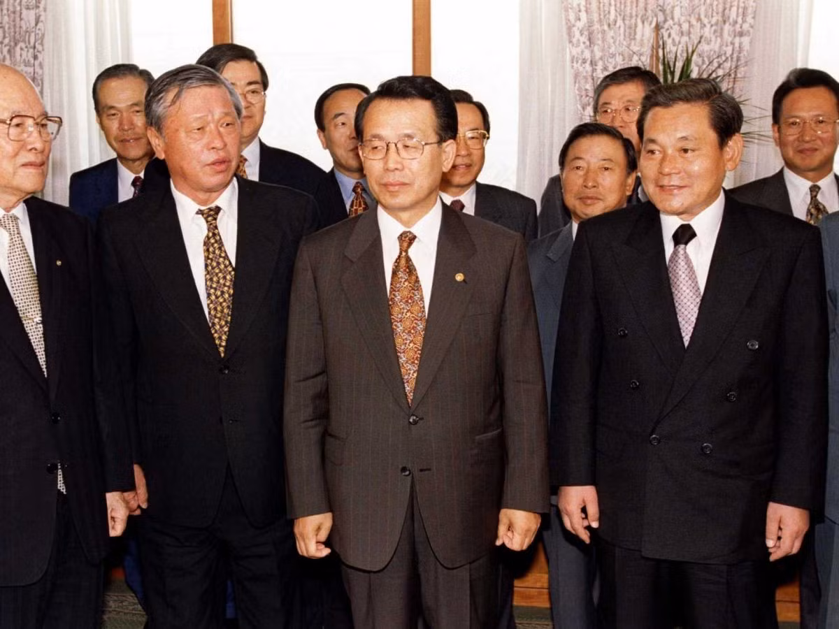 Ông Lee Byung - Chull qua đời vào năm 1987, để lại công ty cho con trai thứ của ông Lee Kun Hee (ảnh đứng trước ngoài cùng bên phải). Trước đó, ông Lee Byung - Chull đã lựa chọn con trai cả Lee Maeng Hee để lãnh đạo Samsung trong năm 1967 khi về hưu. Thế nhưng, mối quan hệ trong gia đình họ Lee đã bị xáo trộn sau cuộc đảo chính do con trai thứ hai Lee Chang Hee tiến hành. Chang Hee đã tố cáo với chính phủ rằng bố mình có quỹ đen lên đến 1 triệu USD ở nước ngoài. Lee Byung - Chull cho rằng người con trai cả cũng tham gia vào âm mưu này. Ông đã dần loại bỏ quyền lực của người con cả, đẩy người con thứ Chang Hee đến Mỹ và quyết định lựa chọn Lee Kun Hee là người thừa kế.