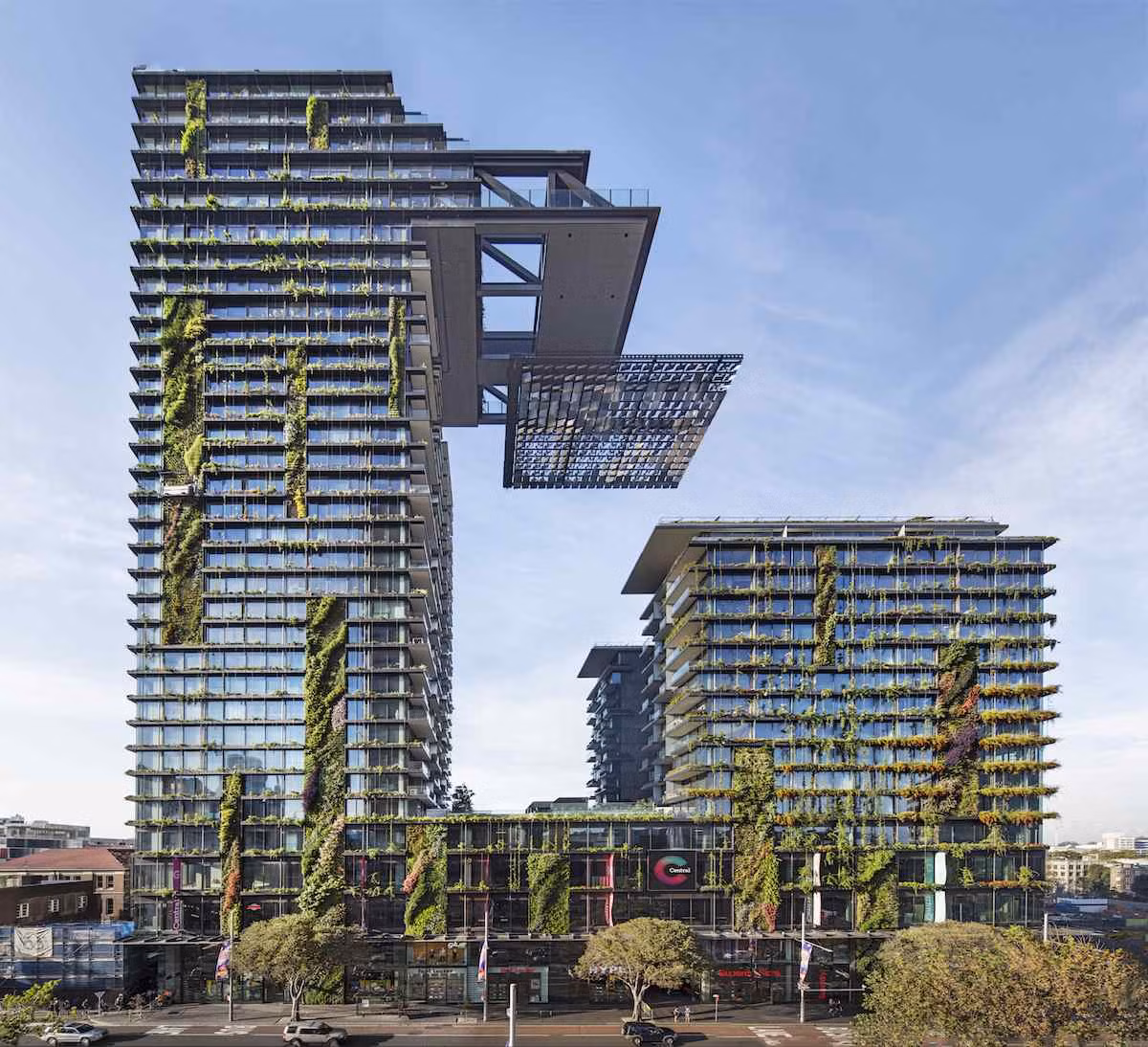  Khu vườn thẳng đứng trên cao ốc khổng lồ One Central Park tại Sydney (Australia) được thiết kế bởi hãng kiến trúc của Pháp – Ateliers Jean Nouvel và hãng PTW của Australia. Cao ốc này, có tổng vốn đầu tư 2 tỷ USD, hoàn thành vào cuối năm 2013 gồm 623 căn hộ sang trọng.