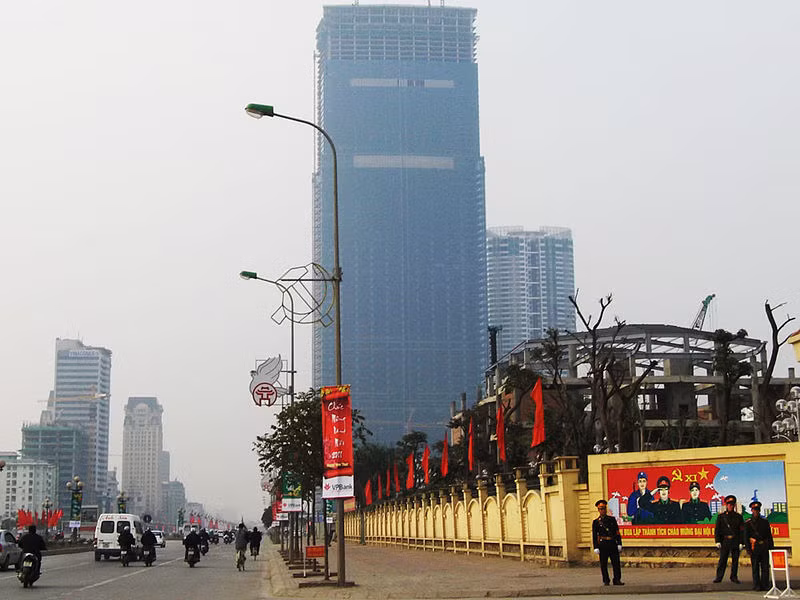 Năm 2008, Công ty Keangnam Vina là đại diện chủ đầu tư đã cam kết nếu chậm tiến độ (xây xong toàn bộ phần thô của các khối nhà chung cư và tòa tháp 72 tầng kịp thời gian kỷ niệm 1.000 năm Thăng Long - Hà Nội) nộp phạt 100 tỷ đồng.