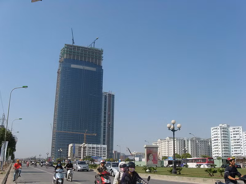Tổng mức đầu tư cho toàn bộ công trình này là 1,05 tỷ USD, gồm hai tòa nhà chung cư 50 tầng và một tòa tháp 72 tầng. Tòa nhà Keangnam Hanoi Landmark cao 72 tầng được biết đến là tòa nhà hiện đại cao nhất việt Nam và đứng thứ 5 thế giới về tổng diện tích của một công trình kiến trúc đơn lẻ.