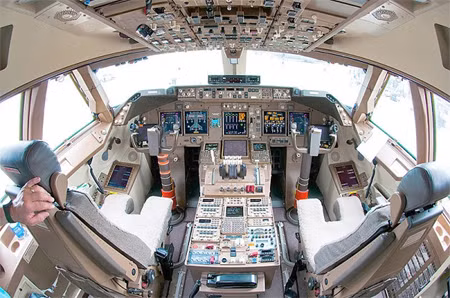 Khoang lái của chiếc Boeing 747 – 8I.