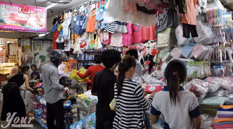 Các gian hàng quần áo, thời trang luôn thu hút đông đảo khách hàng.