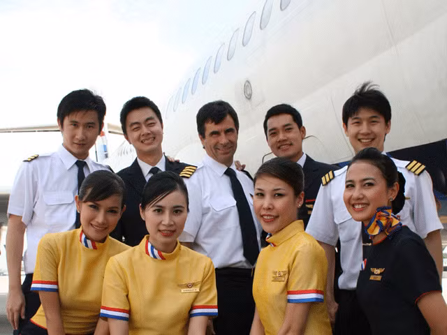 Đội ngũ phi hành đoàn và các nữ tiếp viên xinh đẹp của hãng Orient Thai Airlines.