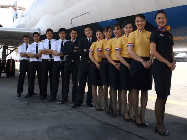 Đồng phục cho các nữ tiếp viên hàng không của hãng là áo vàng, váy đen. Trên chiếc áo có kết hợp những đường viền sọc ngang đỏ, trắng, xanh da trời giống màu sắc trên quốc kỳ Thái Lan.