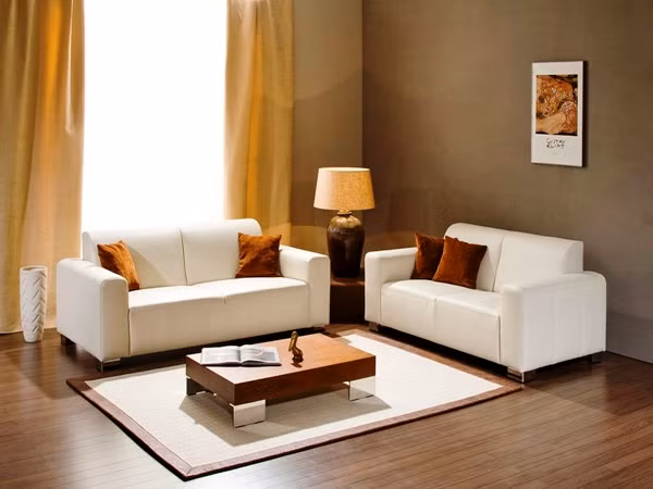 Việc kết hợp các đồ nội thất đơn giản với màu sắc tươi sáng sẽ tạo ra không gian tiếp khách sang trọng và thoải mái. Không cần sắm những vật trang trí đắt tiền, bạn chỉ cần chọn một chiếc bàn và ghế sofa đẹp. Với một chiếc bàn nhỏ, 2 ghế sofa và chiếc đèn độc đáo kết hợp với màu sắc hài hòa, bạn đã có thể mang đến cảm giác yên bình cho phòng khách. 