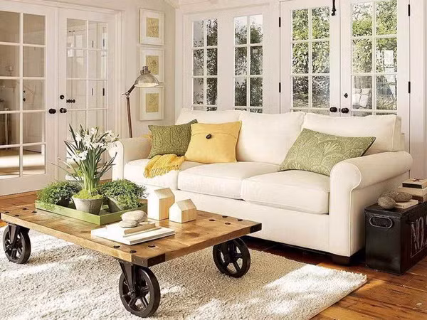 Phòng khách là một không gian đặc biệt trong ngôi nhà nên bạn cần chú trọng vào cách thiết kế sao cho phù hợp. Bạn nên tham khảo những cách trang trí phòng khách không tốn kém dưới đây.