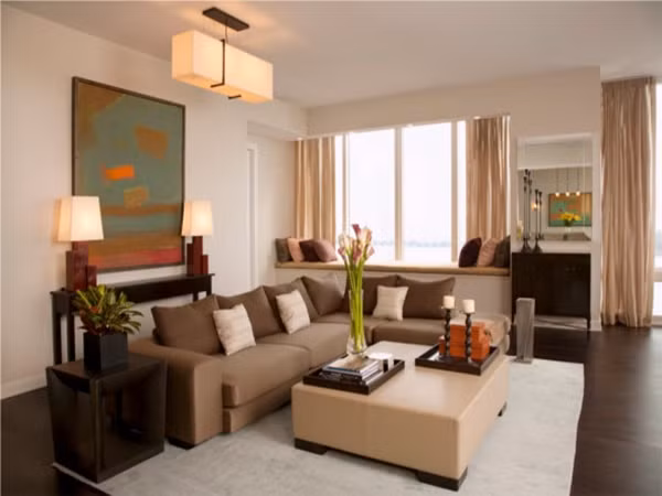Sự kết hợp sắc thái nhẹ nhàng của màu xanh da trời và màu xanh lá cây cũng rất hợp với phòng khách nhỏ hẹp bởi màu sắc trung tính sẽ tạo cảm giác không gian lớn hơn.
