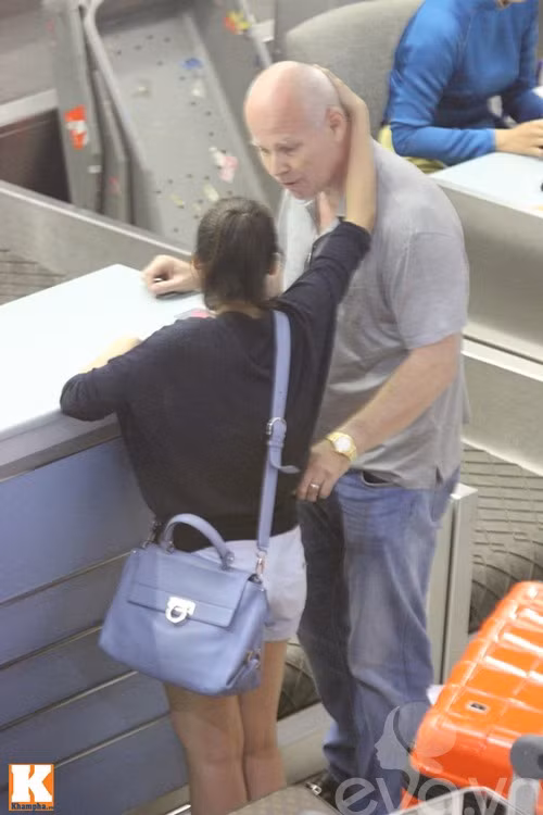 Chiếc túi cũng thuộc thương hiệu Salvatore màu xanh có giá hơn 50 triệu đồng được Thu Minh yêu thích và thường xuyên sử dụng.