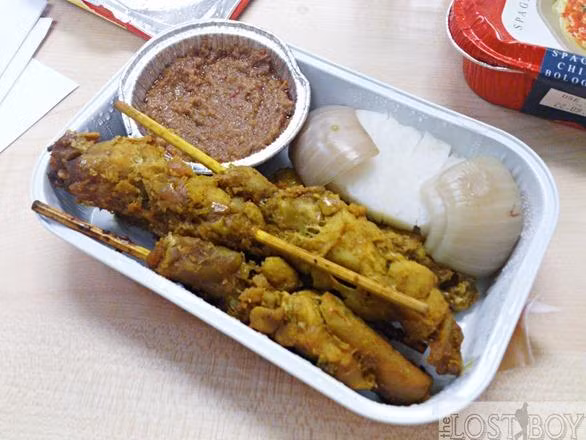 Thịt gà nướng sa tế. Đây là món gà nướng sa tế ngon mắt dùng kèm với một ít bánh gạo, hành tây chấm với nước sốt làm bằng đậu phộng.