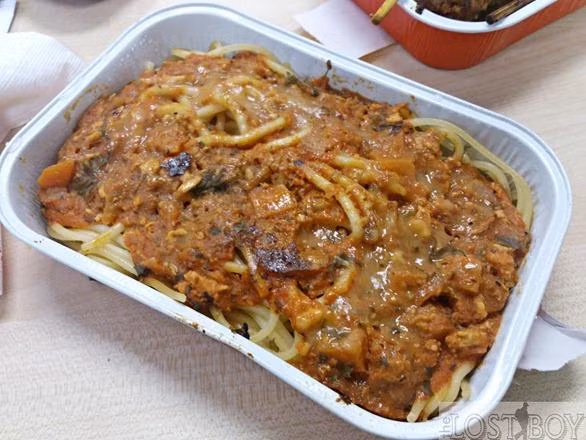 Spaghetti bolognaise. Đây là món mì Spaghetti được ưa thích cùng nước sốt tuyệt vời bolognaise làm từ cà chua nướng, thịt gà bằm nhỏ cùng một ít thảo mộc làm nguyên liệu.