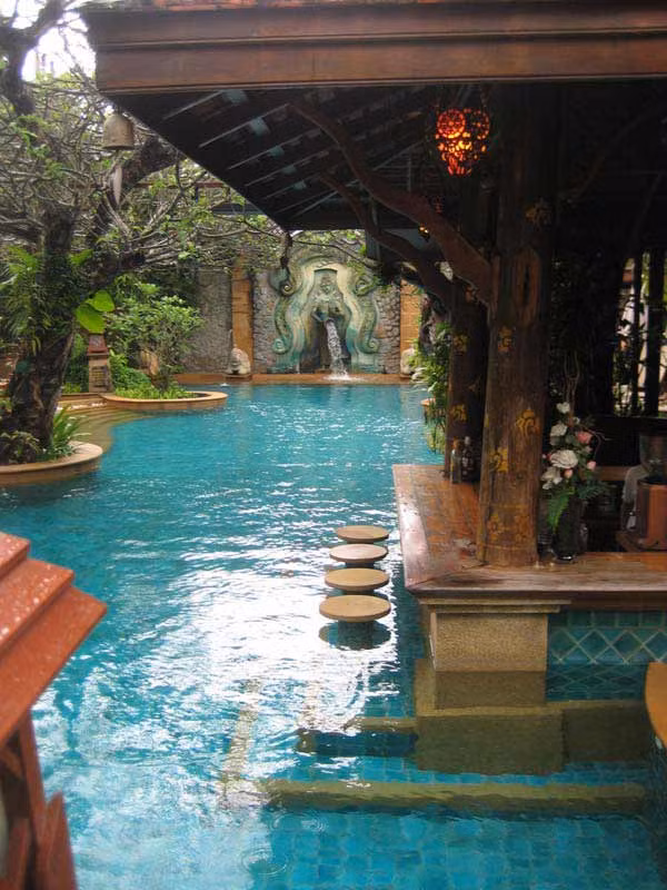 Một thiết kế quầy bar cạnh hồ bơi khá đẹp và ấn tượng.