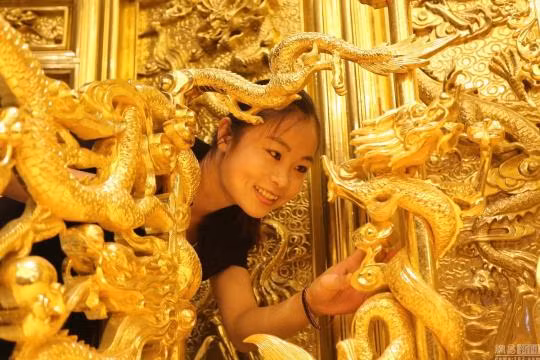 Theo thông tin từ khách sạn, chiếc ngai vàng được dát ngoài với 20.000 tấm vàng miếng sáng loáng.