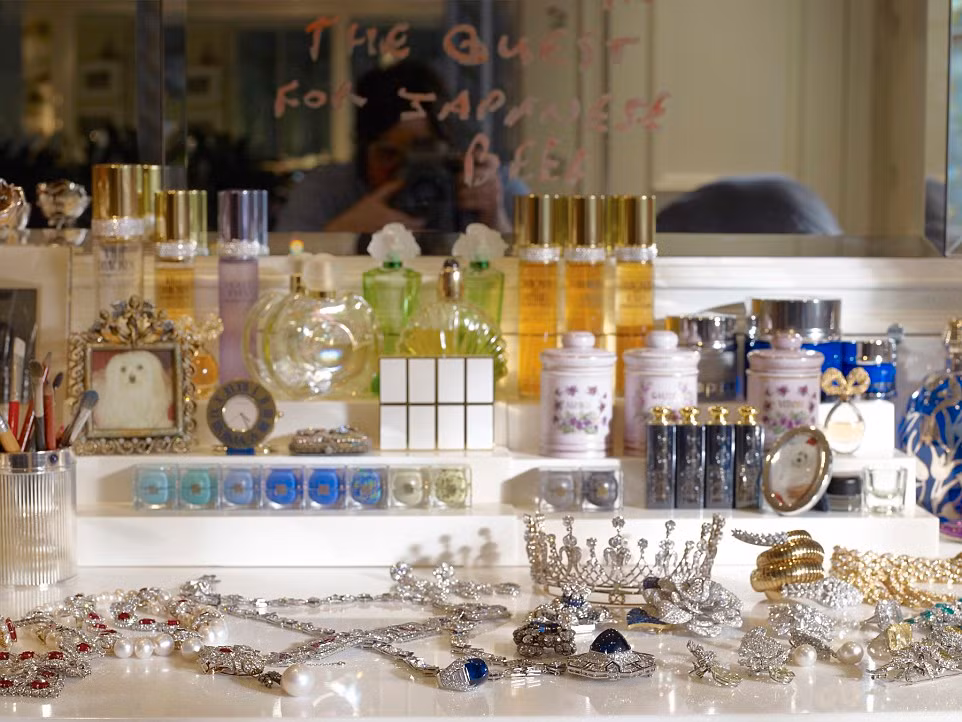 Trong ảnh là một phần bộ sưu tập nữ trang đắt đỏ của Elizabeth Taylor cùng các loại nước hoa và son phấn mà bà thường dùng.