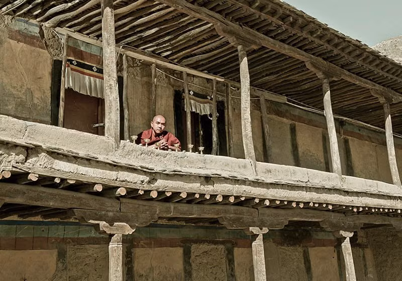 Gyatsoling Rinpoche sinh năm 1990 và bắt đầu quy nơi cửa Phật khi lên 4 tuổi. Gyatsoling cũng thường lên trang Taobao để mua sắm những vật dụng như đèn bơ và nến. Với Gyatsoling, mua sắm online là một cách để tiết kiệm tiền.