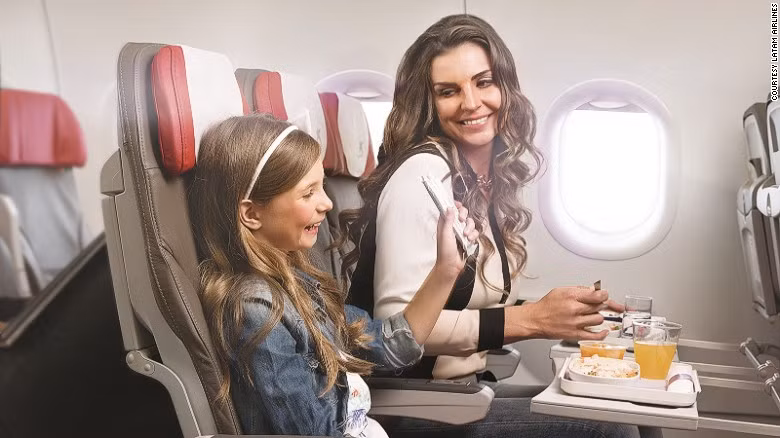 Năm ngoái, hãng hàng không Nam Mỹ LATAM đã phục vụ hơn 30.000 bữa ăn của trẻ em với lượng calo cao và không có chất béo vượt ngưỡng quy định. Đây là điều mà bếp trưởng của LATAM – ông Hugo Pantano cho biết.