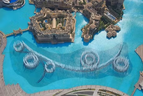 Tham quan đài phun nước lớn nhất thế giới: Hệ thống đài phun nước Dubai được xây dựng trên hồ Burj Dubai ở Dubai và được khánh thành năm 2009. Đài phun nước Dubai dài 275 m, có thể phun 83.000 lít nước.