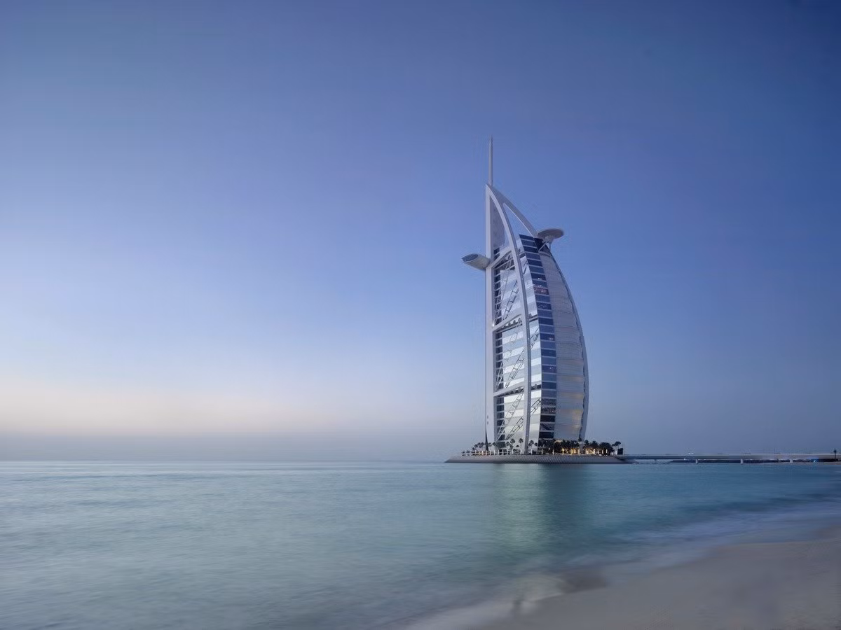  Kỷ lục thế giới về khách sạn xa hoa nhất: Tọa lạc tại Dubai (Các tiểu Vương quốc Arab thống nhất), khách sạn Burj Al Arab thường được nhắc đến là một khách sạn 7 sao duy nhất trên thế giới và tự nhận là khách sạn xa hoa nhất thế giới.