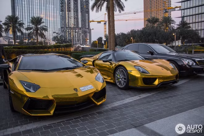 Siêu xe dát vàng: Siêu xe là quá bình thường ở Dubai, do đó giới giàu có còn tiến thêm một bước để thể hiện đẳng cấp của mình, đó là dát vàng toàn bộ xe.