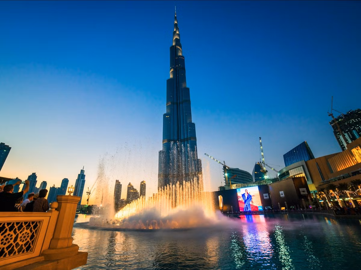 Tòa nhà cao nhất thế giới Burj Khalifa: Đây là trung tâm mua sắm, giải trí, khách sạn vô cùng nhộn nhịp với nhiều khu khác nhau. Từ tầng 124 của tòa nhà này, du khách có thể chiêm ngưỡng toàn cảnh Dubai bằng kính thiên văn.