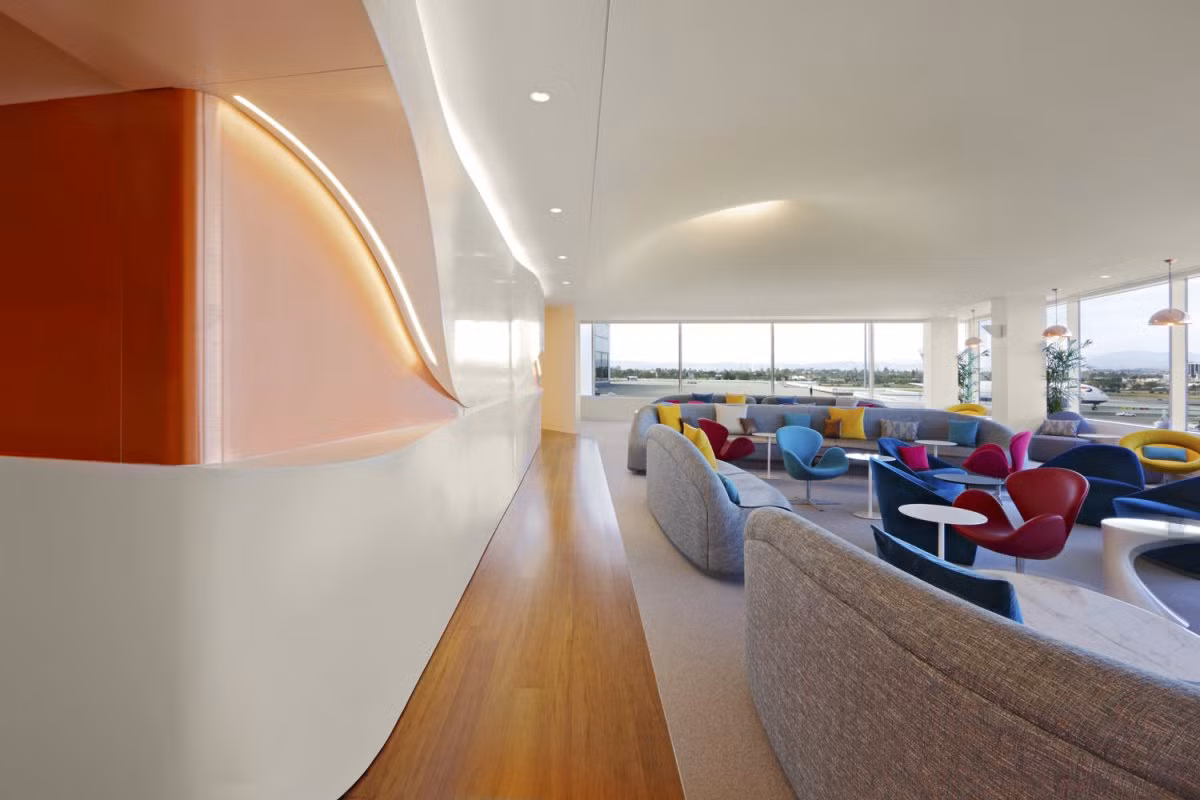 Phòng chờ có view rất đẹp và thoáng đãng, cung cấp tầm nhìn toàn cảnh ra ngọn đồi Hollywood Hills.