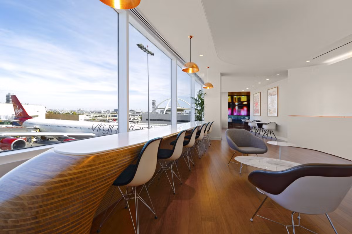 Rộng hơn 370 m2, phòng chờ VIP này là một nơi rộng rãi và thoải mái để hành khách thư giãn trước hoặc sau mỗi chuyến bay.