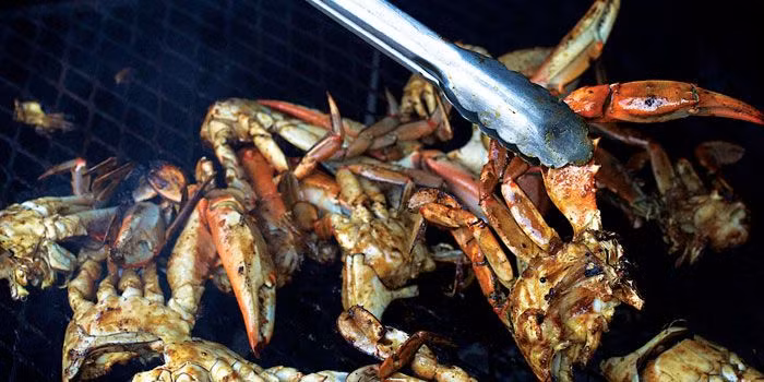 Những con cua được nướng thơm giòn bởi các đầu bếp của công ty du lịch. Sau khi ăn cua và các món hải sản nướng, du khách sẽ kết thúc chuyến du lịch vào 9h tối.