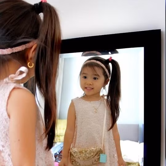 Dù còn nhỏ tuổi nhưng cô bé có thể nói tới 4 ngôn ngữ: tiếng Anh, tiếng Hàn, tiếng Ả Rập và tiếng Tagalog.