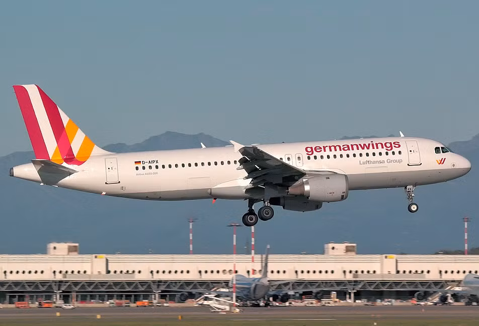 Máy bay Airbus A320 là chiếc máy bay rất phổ biến và nằm trong phi đội bay của nhiều hãng hàng không trên thế giới, trong đó có Việt Nam như Vietnam Airlines, JetStar và VietJet Air. Trong ảnh là chiếc máy bay Airbus A320 chở theo 144 hành khách và 6 thành viên phi hành đoàn của Hãng hàng không giá rẻ Đức Germanwings đã rơi ở Pháp hôm 24/3. Vụ tai nạn đã khiến 150 người trên máy bay đều thiệt mạng.