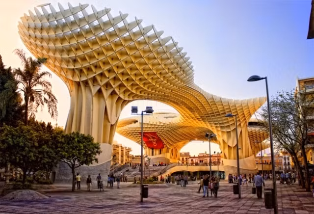Metropol Parasol tại Tây Ban Nha thoạt trông như cấu trúc được ghép cầu kỳ từ hàng ngàn que kem. Nhưng thực chất nó là tòa nhà gỗ, được tráng lớp hồ đặc biệt, không hổ danh là tòa nhà gỗ lớn nhất thế giới, cấu trúc lớn nhất thế giới được ghép bằng hồ.