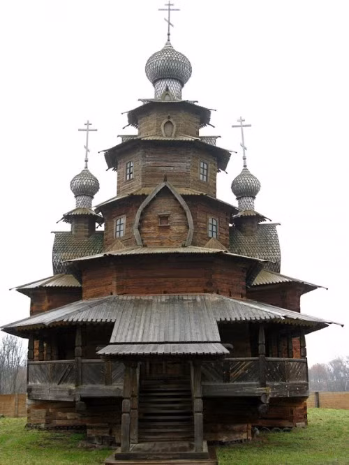 Một nhà thờ bằng gỗ khác nằm Nhà thờ ở Suzdal, một thị xã và trung tâm hành chính của quận Suzdalsky, tỉnh Vladimir, Nga.