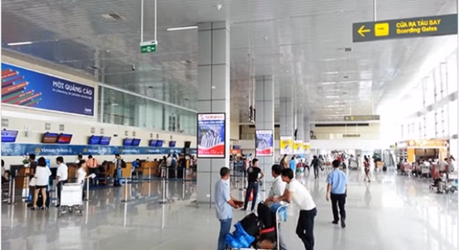 Nhà ga hành khách T1 do chính các kiến trúc sư Việt Nam thiết kế, mang đậm bản sắc dân tộc như một cổng trời chào đón khách thập phương đến với Thủ đô.