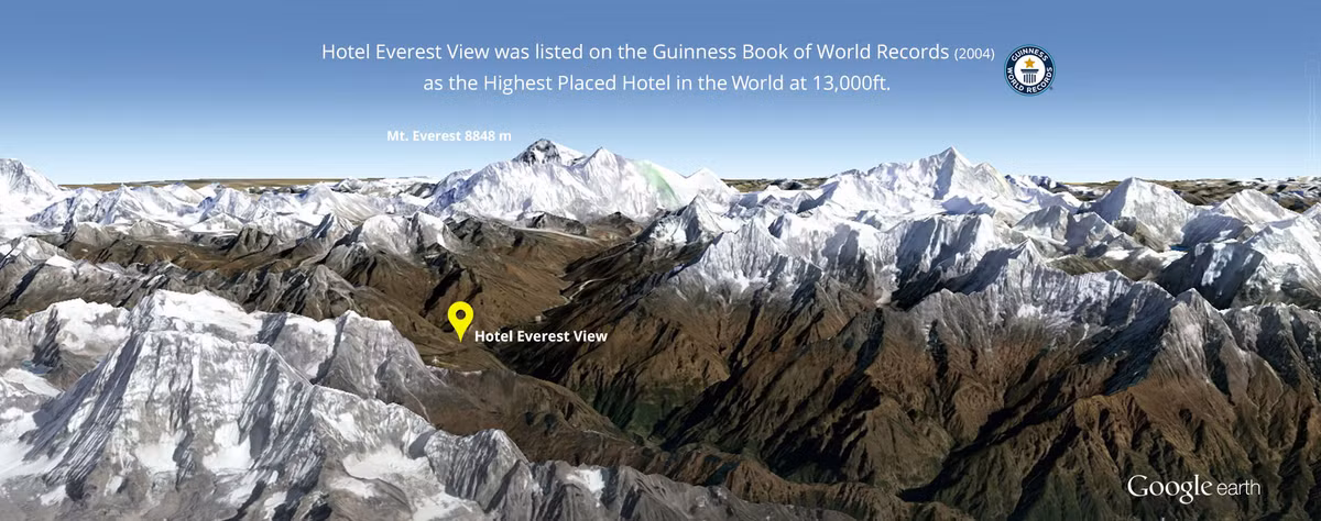 Trong nhiều cuốn sách hướng dẫn du lịch và các phương tiện truyền thông, khách sạn Everest View được ca ngợi là một điểm đến lý tưởng cho những người ưa phiêu lưu mạo hiểm. Trong hình là địa điểm khách sạn Everest View (chấm vàng) hiển thị trên Google Earth.
