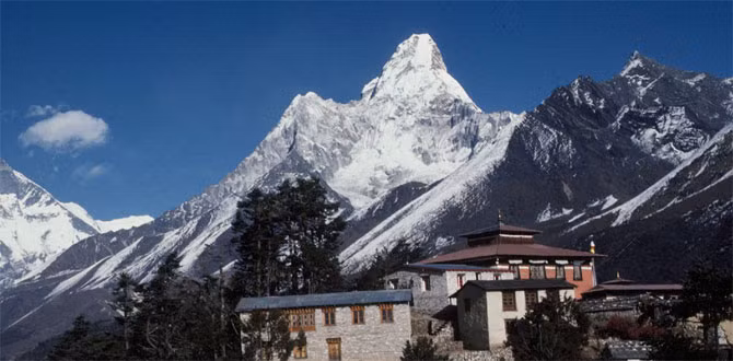 Tất cả 12 phòng của khách sạn Everest View đều được thiết kế để có thể phóng tầm nhìn ra đỉnh núi Everest kỳ vĩ.