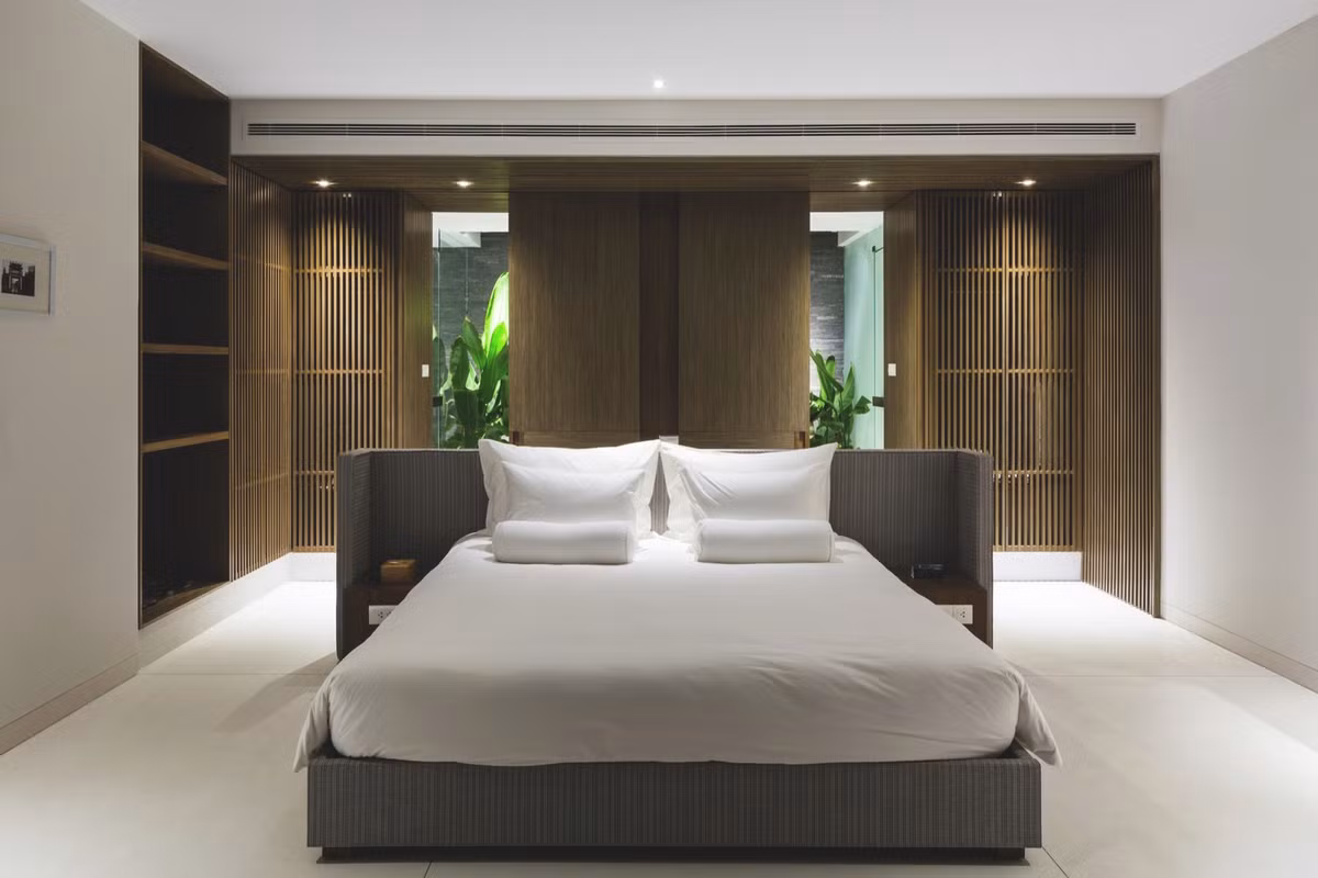 Ở tầng dưới của biệt thự là không gian tổ hợp phòng khách- khu bếp-phòng ăn và phòng ngủ được kết nối trực tiếp với hồ nước và cảnh quan.