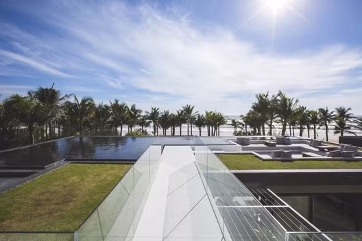Hồ nước cảnh quan được bố trí ngay trên mái của khu nhà thấp hơn để giảm nhiệt cho toàn bộ công trình và tạo thêm vẻ mỹ quan.
