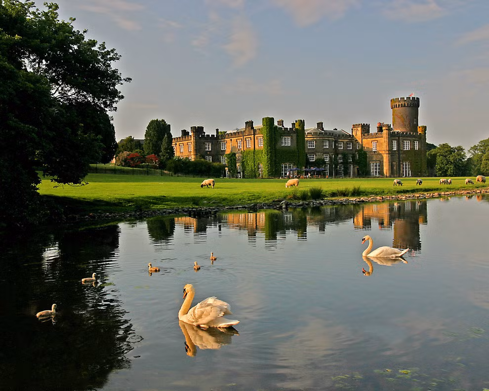 Swinton Park ở Yorkshire (Anh) - Tòa lâu đài cổ kính có một khung cảnh tuyệt vời. Mỗi buổi bình minh hay chiều tà là thời điểm thưởng ngoạn khung cảnh đẹp nhất ở nơi đây.