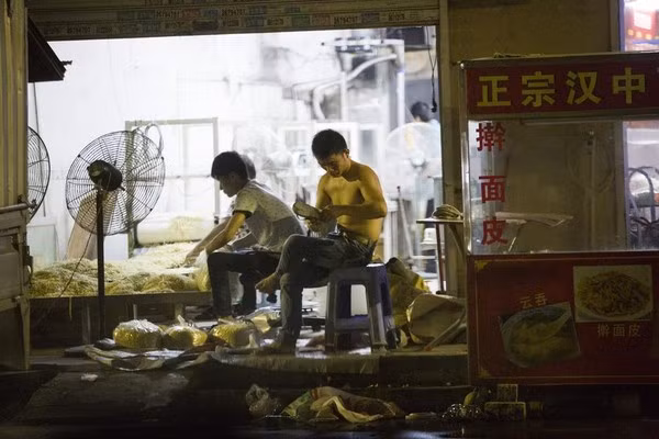 Sau nhiều đêm theo dõi nhà xưởng, phóng viên đã đột kích và phát hiện hàng tấn mì siêu bẩn được nhà xưởng chuyển đi tiêu thụ sau mỗi đêm phần lớn đều không đảm bảo các tiêu chuẩn vệ sinh.