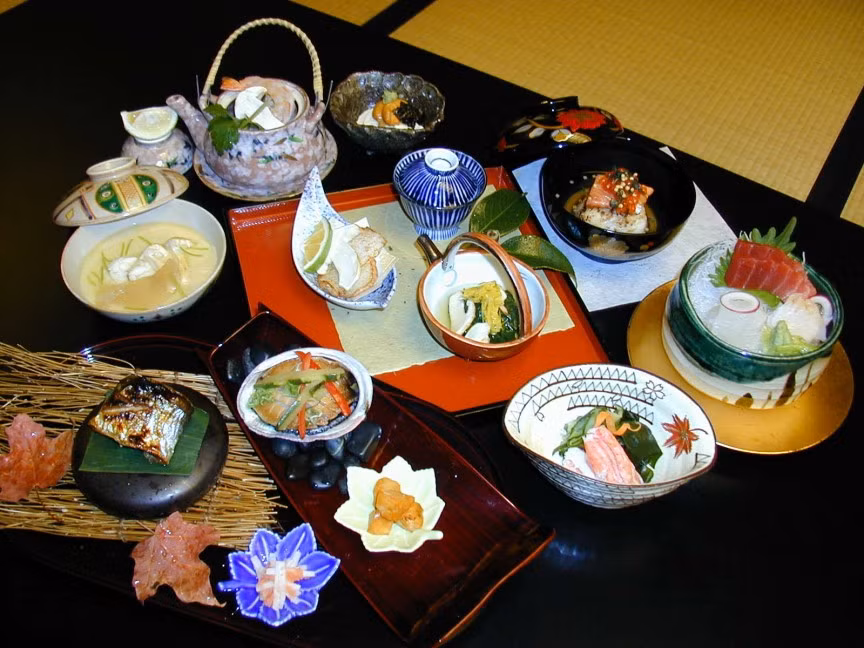 3. Ẩm thực Kaiseki: Thực tế, đây không phải một món ăn cụ thể mà là một bữa ăn thượng hạng theo truyền thống có từ thời Edo hay Meiji. Việc trình bày được chuẩn bị chu đáo từ các loại khay đựng phù hợp. Chính vì thế, không có nhiều nhà hàng đủ sức trình bày một bữa ăn kaiseki nên thực khách có thể phải tốn đến 300 USD (gần 7 triệu đồng) cho một bữa ăn kiểu này.