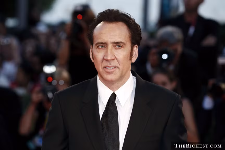 Nicolas Cage: Nam diễn viên kiêm đạo diễn người Mỹ Nicolas Cage cũng được coi là một người tiêu xài hoang phí. Ông sở hữu hàng chục ngôi nhà, hai hòn đảo, 50 chiếc xe và hiện vật có giá hàng ngàn USD, trong đó có một hộp sọ khủng long trị giá 276.000 USD. Ông cũng sở hữu bộ truyện tranh trị giá 1 triệu USD và máy bay riêng Gulfstream giá 30 triệu USD.