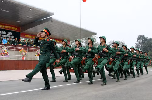 Duyệt đội ngũ trong Lễ ra quân huấn luyện.