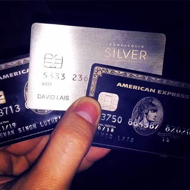 Những đứa con nhà giàu sở hữu thẻ American Express Centurion. Thẻ tín dụng American Express Centurion với thiết kế màu đen là loại thẻ độc quyền nổi tiếng nhất. Mức phí ban đầu của thẻ này là 5.000 USD và 2.500 USD phí thường niên. Thẻ này không có hạn mức chi tiêu. Để có thể sử dụng loại thẻ này, bạn cần chứng minh mức chi tiêu hàng năm 6 con số, thông thường là 250.000 USD.