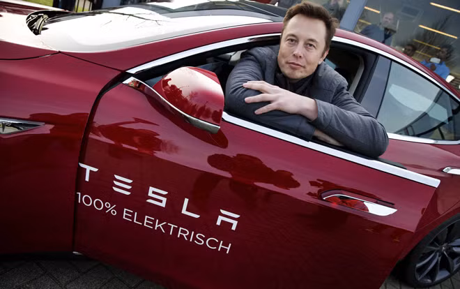 Đến năm 2008, Musk có hai thành công lớn. Thứ nhất là xe điện Roadster của Tesla được đưa vào sản xuất hàng loạt và thứ hai là SpaceX giành được hợp đồng thực hiện các chuyến bay tới trạm vũ trụ quốc tế cho NASA trị giá 1,6 tỷ USD. Và năm 2012, mẫu xe Model S của công ty Tesla, đạt danh hiệu “Xe của năm” và được coi là dòng xe điện tốt nhất từ trước tới nay.