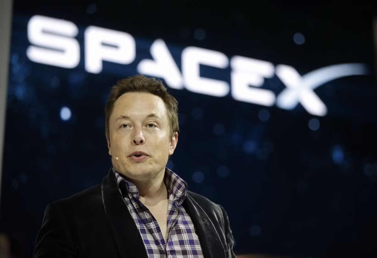 Là nhà sáng lập công ty không gian tư nhân SpaceX, tỷ phú Elon Musk đã chứng minh được khả năng hiện thực những giấc mơ ngông cuồng khi tàu vũ trụ Dragon liên tiếp thực hiện thành công những lần vận chuyển hàng hóa, thiết bị vào không gian, trong đó có lần cập cảng tiền tiêu duy nhất của con người ngoài quỹ đạo trái đất, trạm ISS.