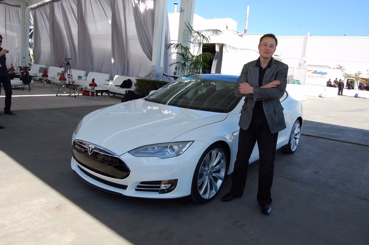 Năm 2006, anh họ của Musk đã thành lập SolarCity dựa trên ý tưởng ban đầu của Musk. Hiện, Musk trở thành chủ tịch và là cổ đông lớn nhất của SolarCity – hiện là nhà cung cấp công nghệ năng lượng mặt trời lớn nhất tại Mỹ. Cũng trong năm 2006, Musk đạt được thành công lớn khi mẫu siêu xe điện Roadster của Tesla – công ty Musk giữ chức chủ tịch hội đồng quản trị giành chiến thắng giải Phát minh của năm trong lĩnh vực vận tải do tạp chí Time tổ chức.