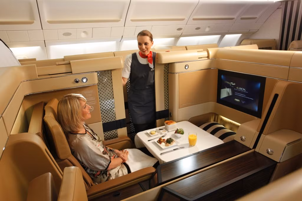 6. Etihad Airways: Etihad có trụ sở tại Abu Dhabi, thủ đô Tiểu Vương quốc Ả Rập thống nhất. Hãng cung cấp một số dịch vụ đặc biệt như tai nghe hạn chế tiếng ồn và ánh sáng trong khoang được tùy chỉnh giúp hành khách được nghỉ ngơi thoải mái.