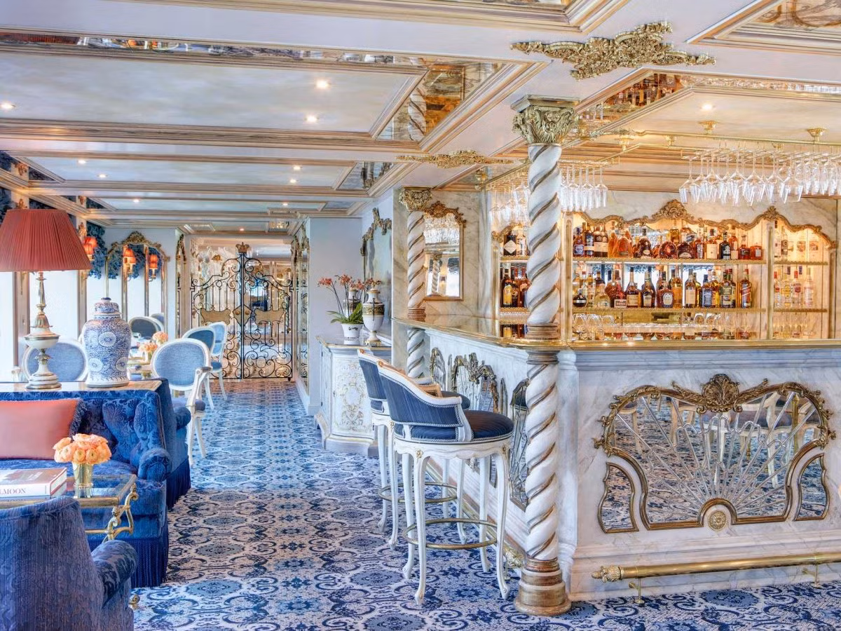 Quán bar sang trọng trên tàu là một nơi hoàn hảo để nhâm nhi một tách trà hoặc thưởng thức đồ uống.