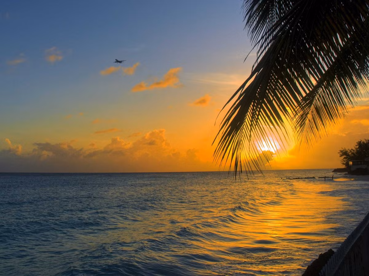 9. Barbados (một đảo quốc độc lập ở phía tây của Đại Tây Dương, phía đông của biển Caribe): Nổi tiếng với những bãi biển tuyệt đẹp và nước trong như pha lê, Barbados còn được biết tới là một trung tâm ngoại hối quốc tế. Điểm lợi thế cho công việc kinh doanh ở đây là sự ổn định chính trị và các múi giờ giống như khu vực bờ biển phía đông của Mỹ.